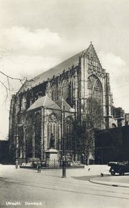 3034 Gezicht op de Domkerk te Utrecht vanaf het Domplein uit het zuidwesten.